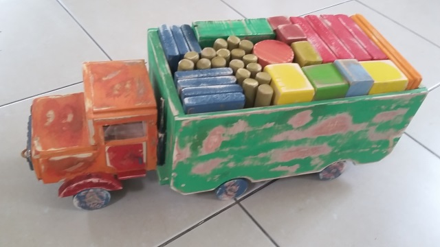 משאית צעצוע מעץ